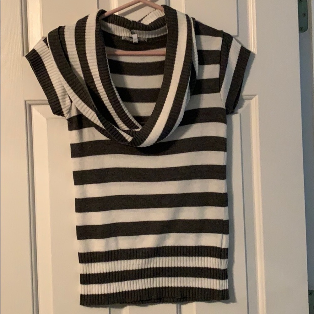 Short sleeve sweater